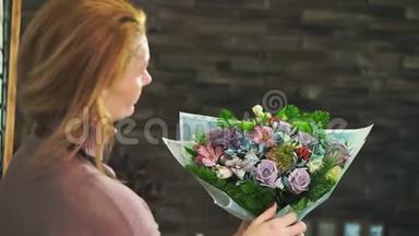 一个穿着围裙的女<strong>花店</strong>站在<strong>花店</strong>的柜台上，包着一束花。